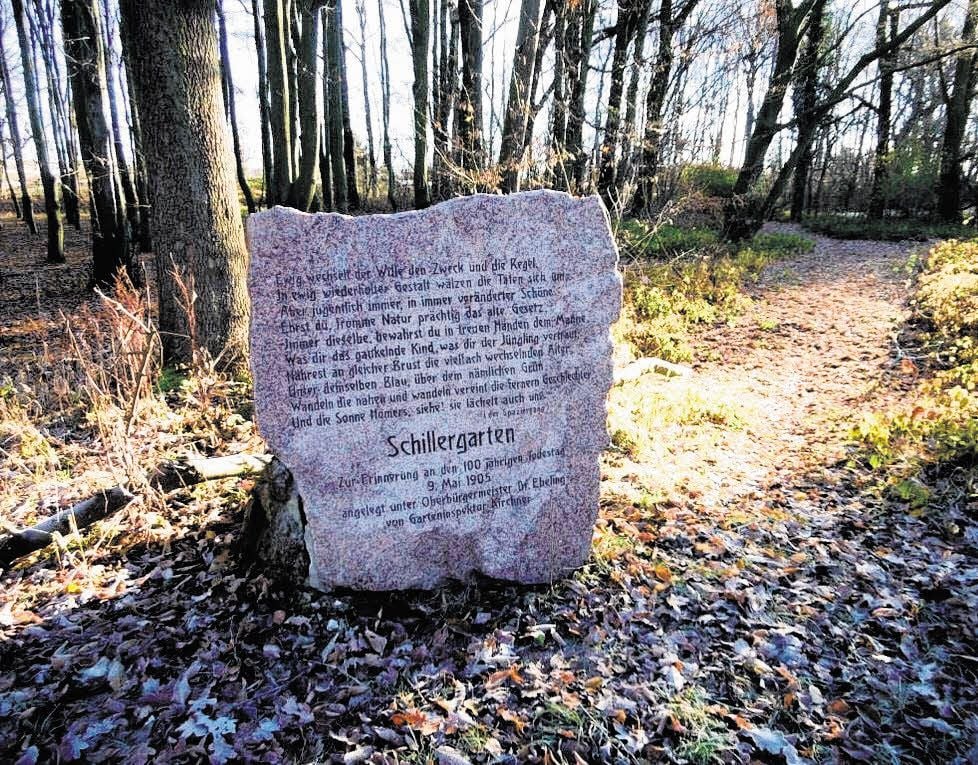 Kaum zu entziffern war noch im Frühjahr, was in Stein gehauen war. Das Grünflächenmanagement ließ jetzt die Schrift nachziehen.