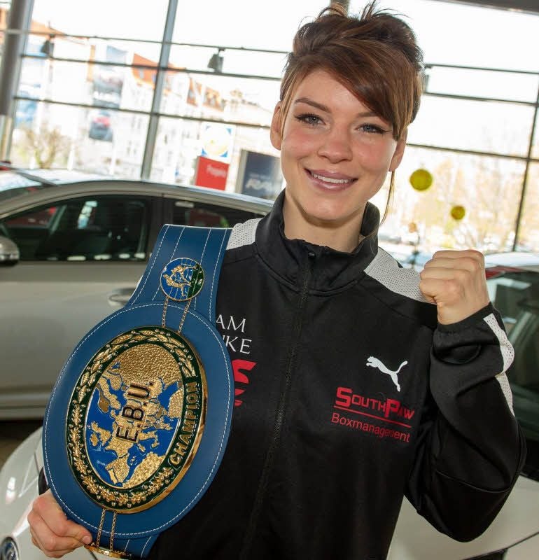 Stolz präsentiert Nina Meinke ihren EM-Gürtel.