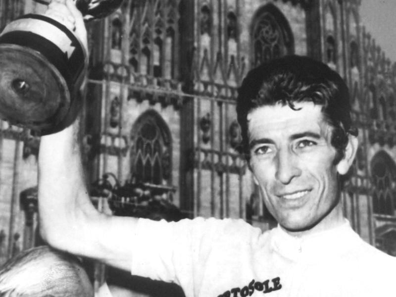 Der italienische Radrennfahrer Felice Gimondi feierte 1976 in Mailand seinen dritten Gesamtsieg beim Giro d'Italia. Foto: UPI
