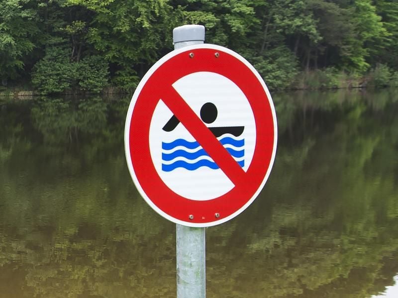 Ein Schild signalisiert "Schwimmen verboten". Foto: Daniel Maurer/Archiv