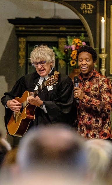 Es muss nicht immer Orgel sein: Frank Koine und Alexander Garth beim gemeinsamen Musizieren in Wittenbergs Stadtkirche