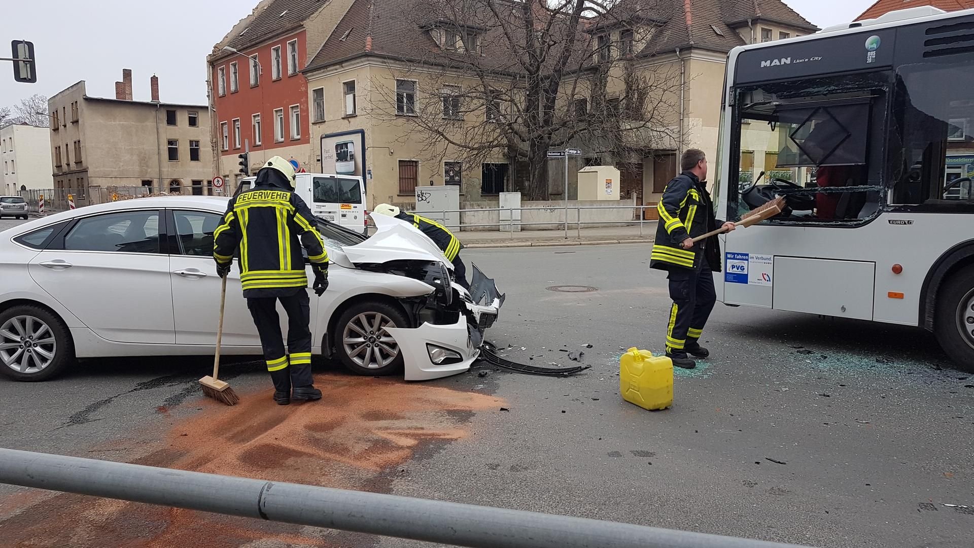 Bei einem Unfall an der Grünen Aue in Zeitz sind am Mittwoch zwei Personen leicht verletzt worden.