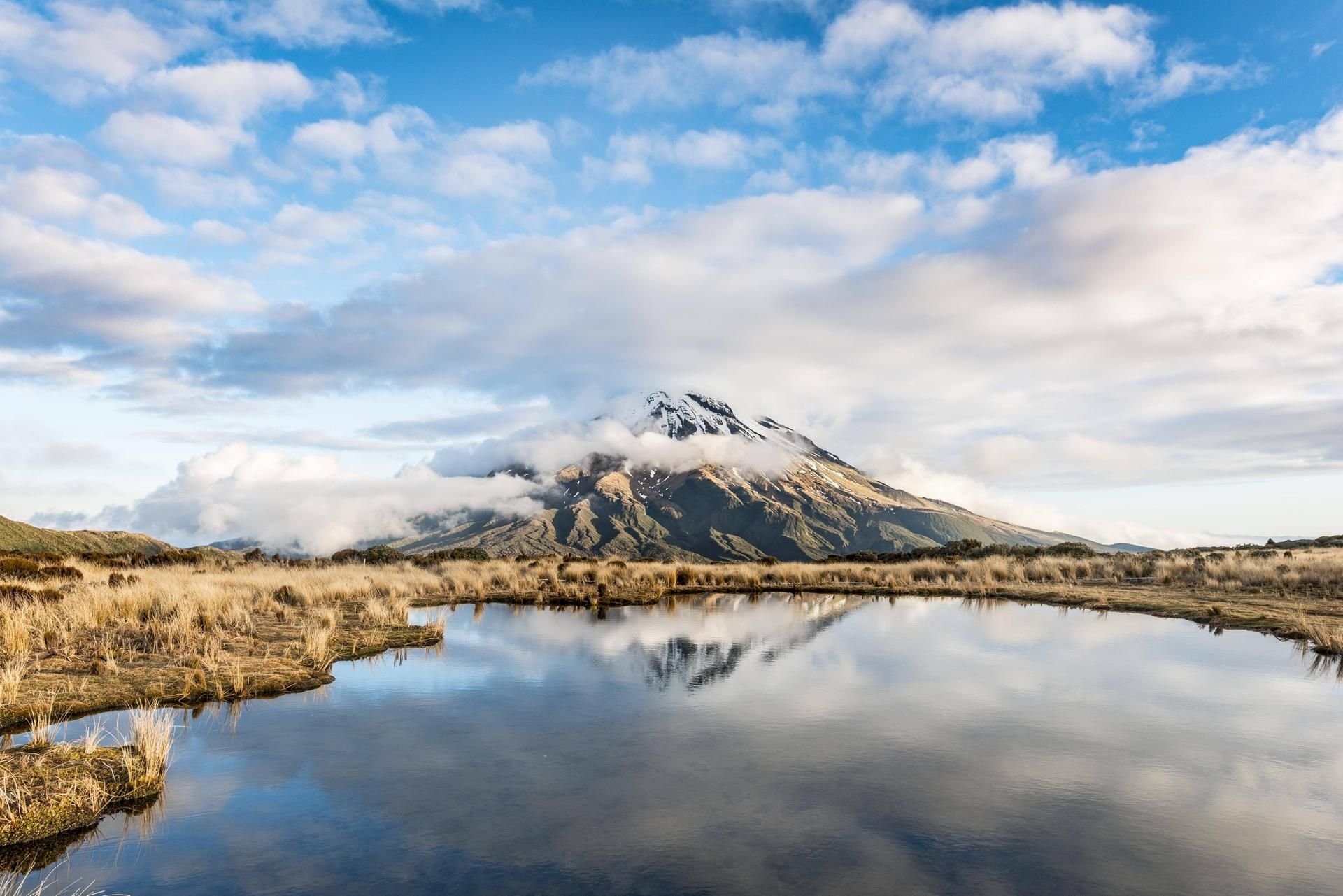 Der Mount Taranaki, auch als Mount Egmont bekannt, auf einer neuseeländischen Nordinsel.