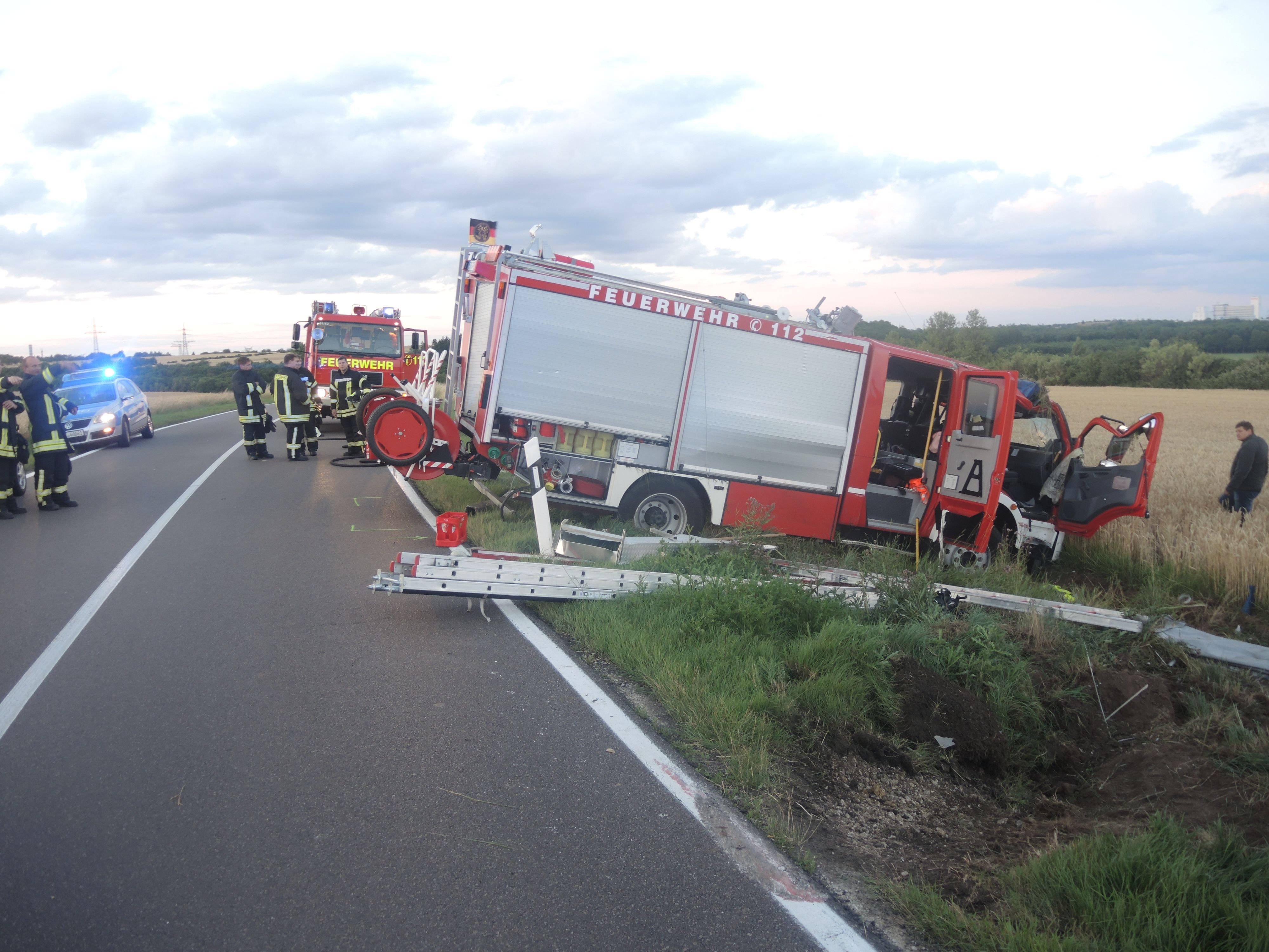 Bei Plötzkau ist es zu einem schweren Unfall mit einem Feuerwehrfahrzeug gekommen.