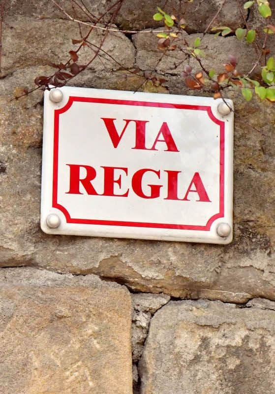 Dieses Schild macht am Schloss auf die Kulturroute aufmerksam.
