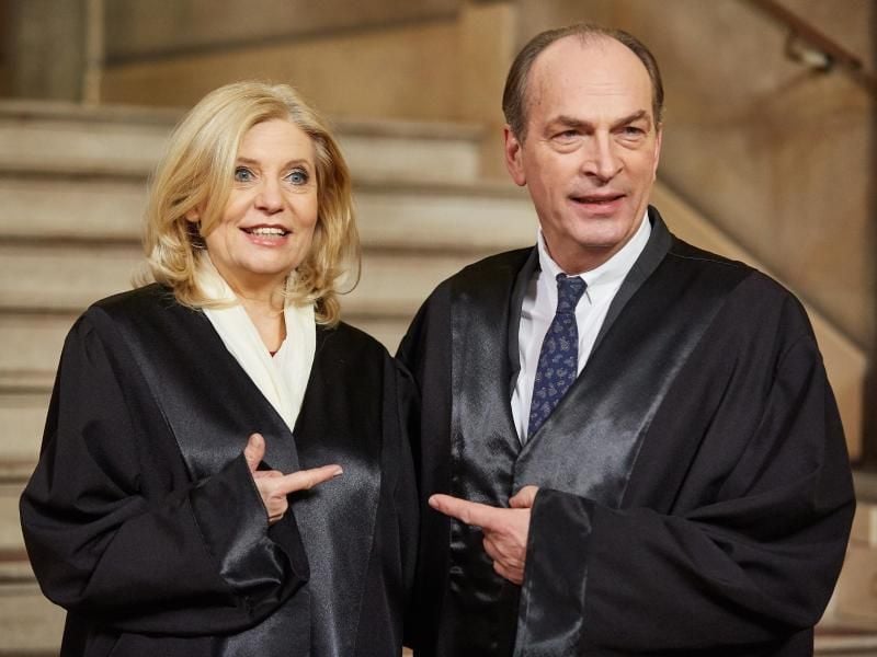 Die Schauspielerin Sabine Postel als Isa von Brede und Herbert Knaup als Markus Gellert in neuen Folgen der Anwaltsserie „Die Kanzlei”. Foto: Georg Wendt