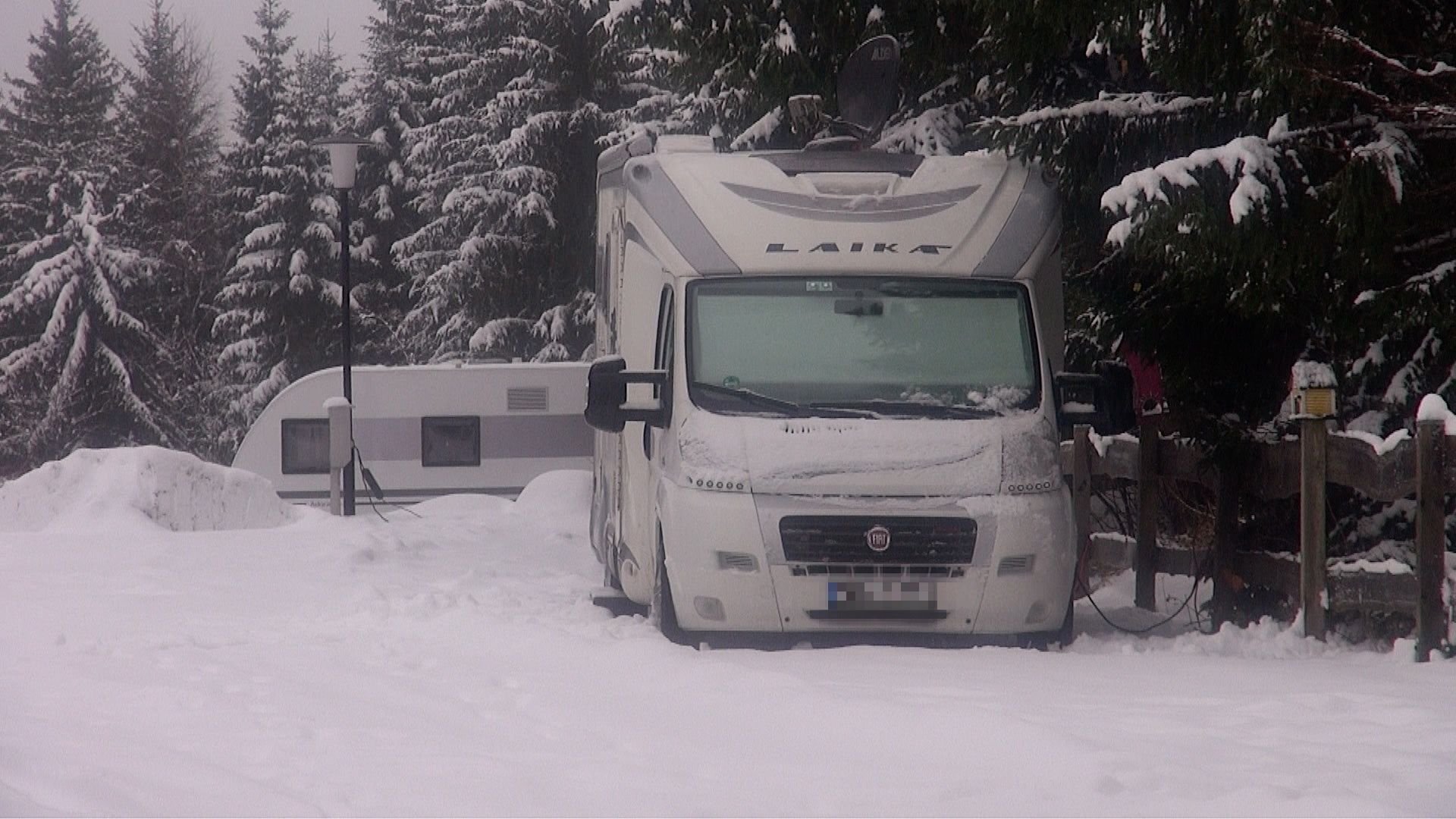 Wintercamping kann sehr romantisch sein - wenn man nicht gerade vom Schnee überrascht wird.