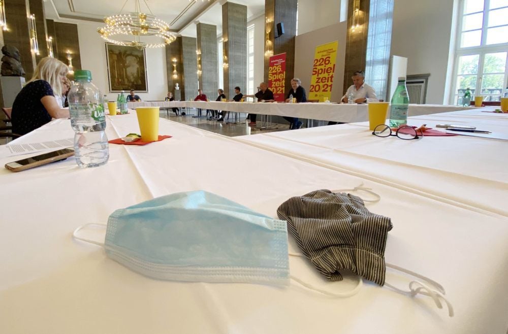 Hygienevorschriften sind penibel zu beachten. Bei der Pressekonferenz wie auch bei Proben im Theater und später bei den angekündigten Aufführungen.