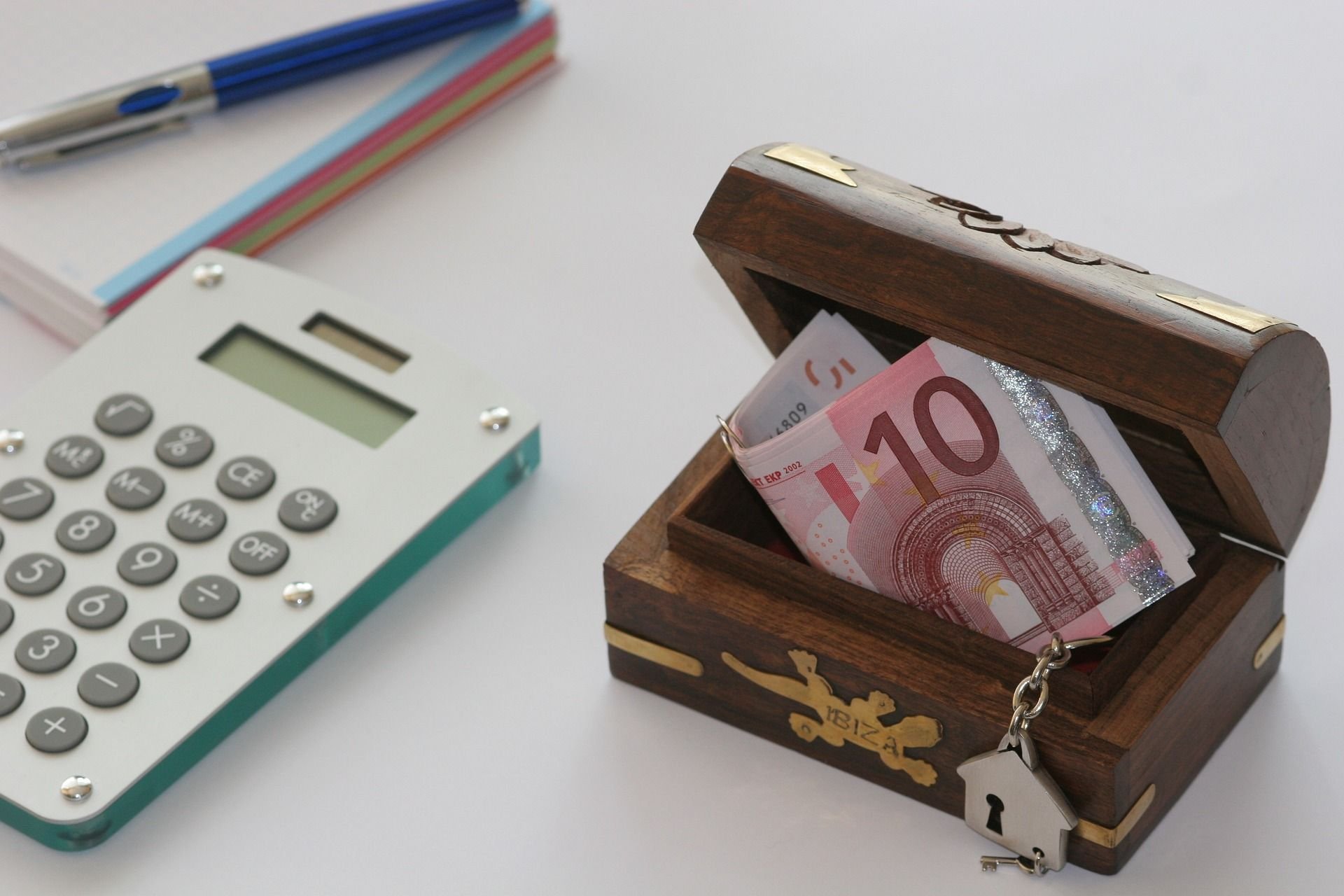 Schon Johann Nepomuk Nestroy hat es gesagt: „Die Phönizier haben das Geld erfunden - aber warum so wenig?“