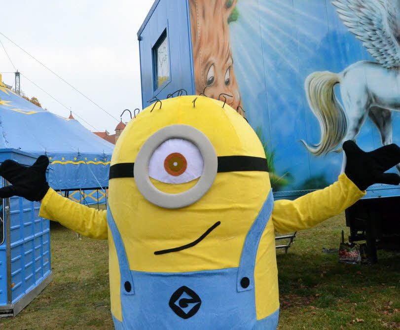„Minion“ Carlos Alexander Lauenburger führt die Besucher zusammen mit seinen Freunden Anna und Elsa sowie Schneemann „Olaf“ durch das Programm. Das Zelt ist auf dem Annaburger Schulfestplatz aufgebaut .