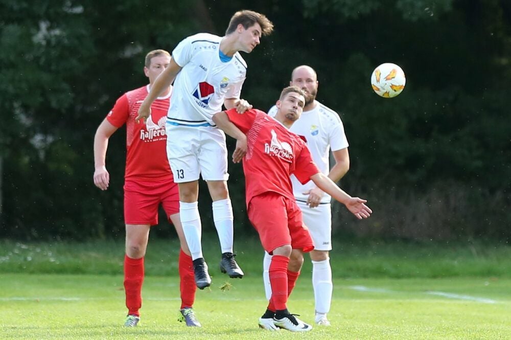 Ab und an haben die Winninger, hier Andrey Filippov, auch mal ein Kopfballduell gewonnen.
