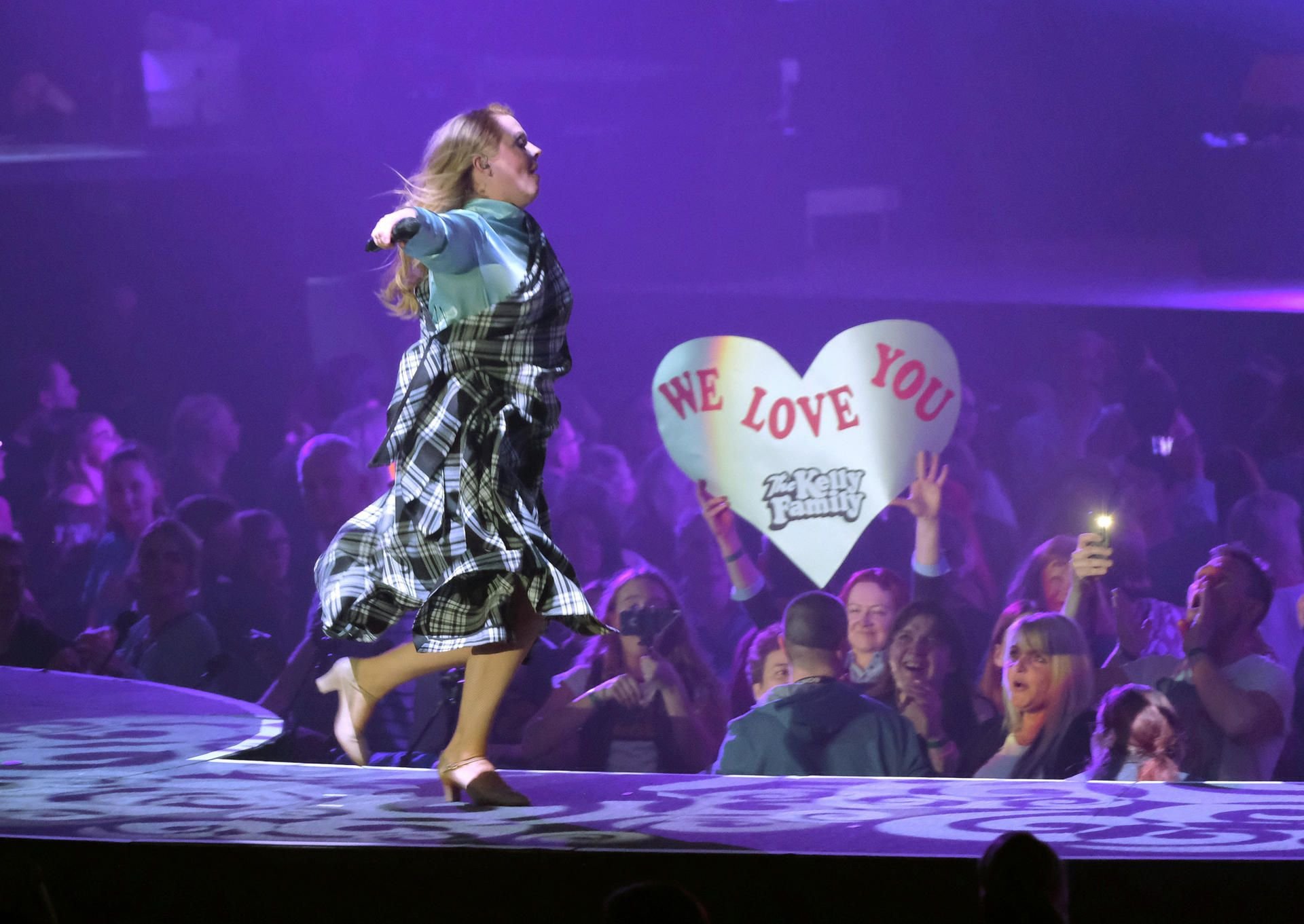 Patricia Kelly von der Kelly Family läuft in der Sachsenarena in Riesa an Fans vorbei.