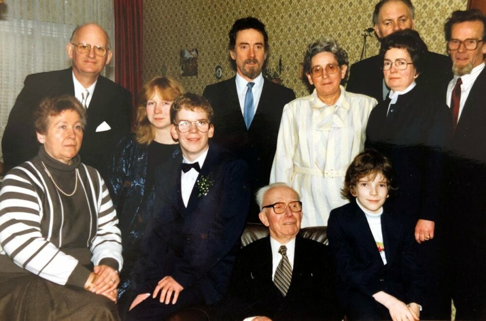 Ein Familienfoto aus dem Jahr 1986 anlässlich einer Konfirmation: Vorn Hermann Wiese senior (1899 - 1995) und hinten (Mitte) dessen Sohn, Hermann Wiese junior.