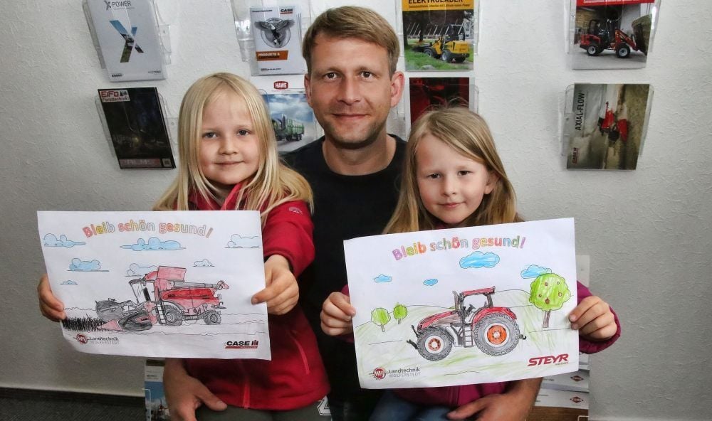 Marie (links) und Madleen zeigen zwei Ausmal-Bilder aus dem Wettbewerb, zu dem ihr Vater Andreas Voß aufgerufen hatte.