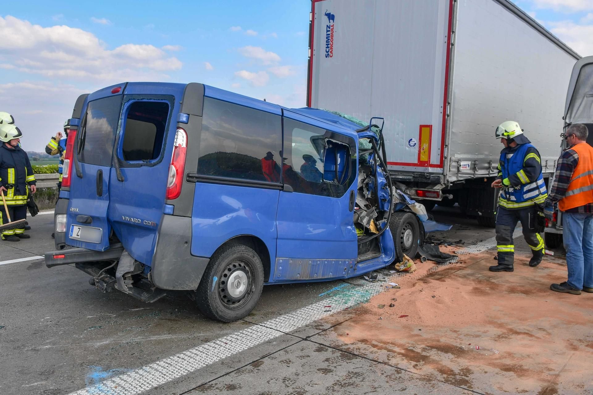Unfall auf der A14 zwischen Schönebeck und Calbe: Ein Kleintransporter fuhr nahezu ungebremst auf ein Stauende auf.