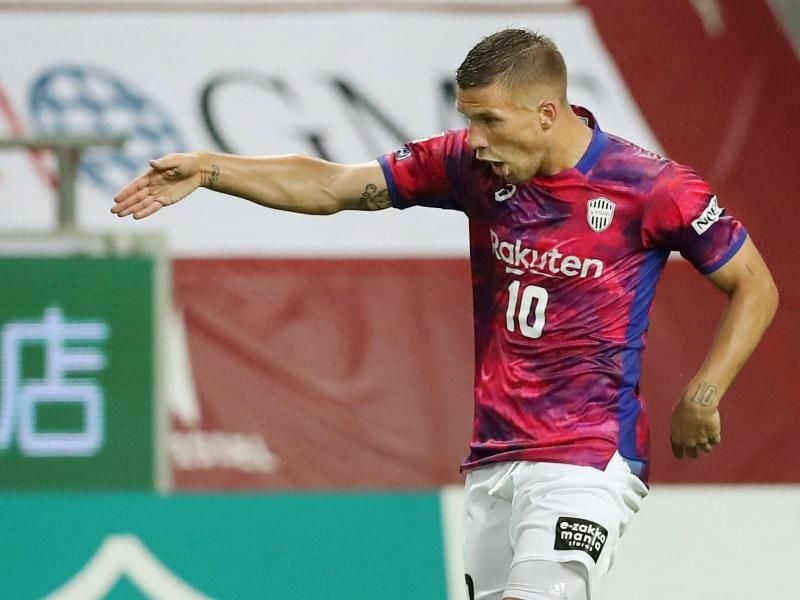 Im Spiel gegen Consadole Sapporo kassiert Luks Podolski mit Vissel Kobe eine 1:3-Niederlage und eine Rote Karte. Foto: -/kyodo