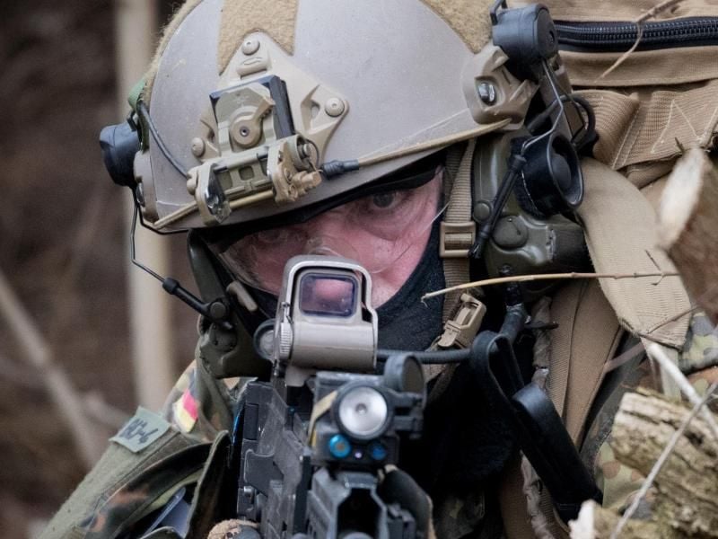 Ein Bundeswehrsoldat der Eliteeinheit Kommando Spezialkräfte (KSK) trainiert den Häuserkampf und eine Geiselbefreiung. KSK-Kommandeur Markus Kreitmayr warnt vor rechten Tendenzen bei der Bundeswehr-Eliteeinheit. Foto: picture alliance / Kay Nietfeld/dpa