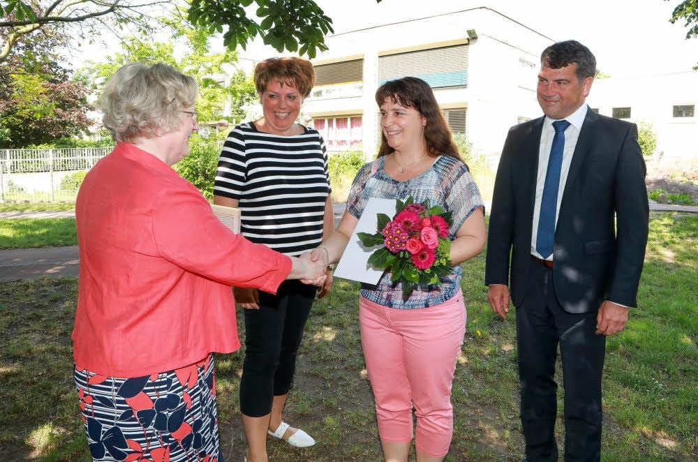 Elke Meyer gratuliert Diane Roye zur Ernennung als stellvertretende Schulleiterin. Sylvia Berger (2.v.l.) und Dezernent Jens Krause schließen sich an.