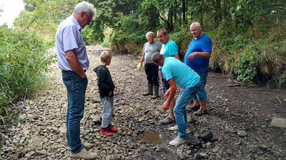 Die Angler aus Hedersleben versuchen zu retten, was zu retten ist. Mit bloßen Händen holen sie die noch lebenden Fische aus der Selke.