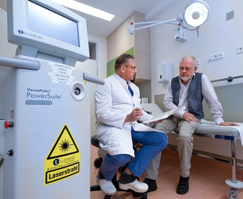 Chefarzt Dr. Henry Meffert (links) erläutert seinem Patienten Frank Wengerodt die Funktionsweise des Holmium-Lasers.