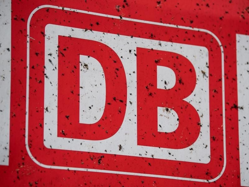 Das Logo der Deutschen Bahn prangt an einem Zug. Foto: Fabian Sommer/Archivbild