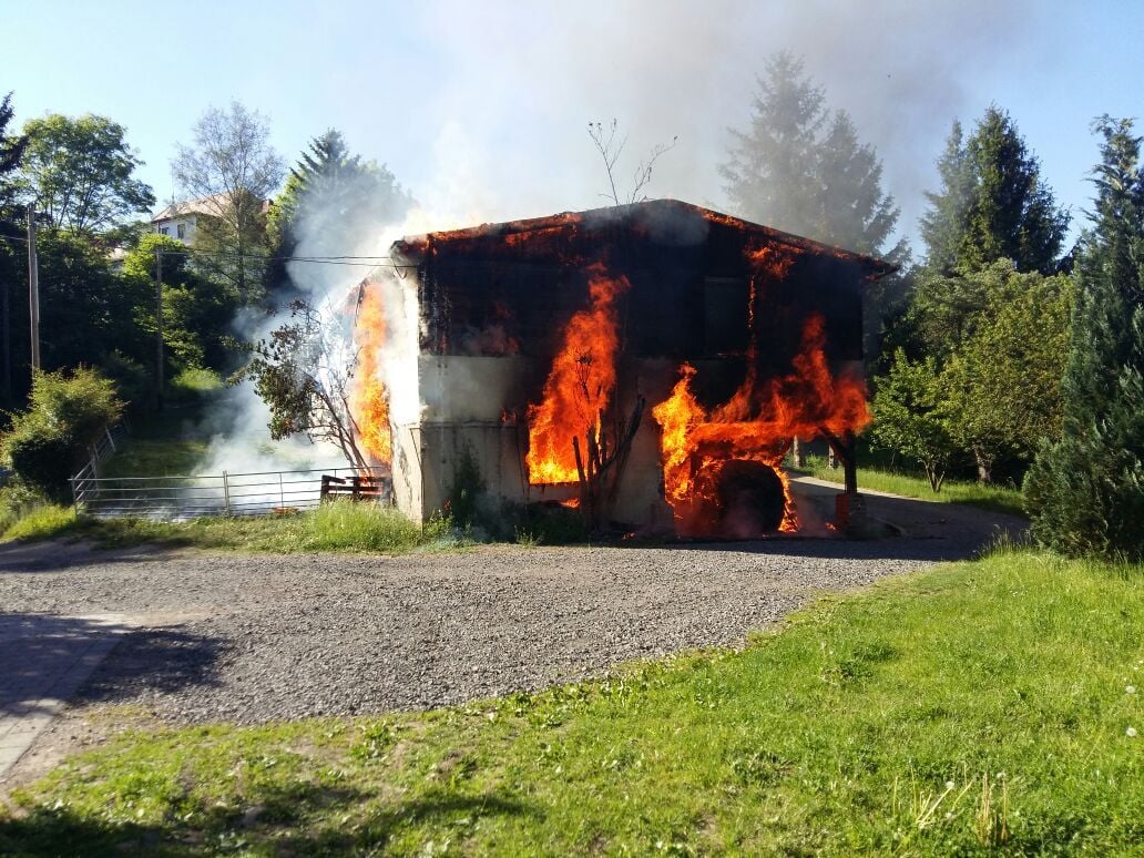 Eine leerstehende Baracke brannte am Samstag in Wippra.