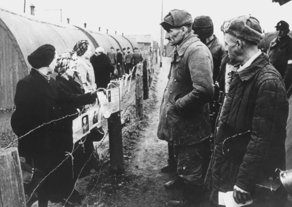 Wartende Frauen und deutsche Heimkehrer in Friedland (Niedersachsen)