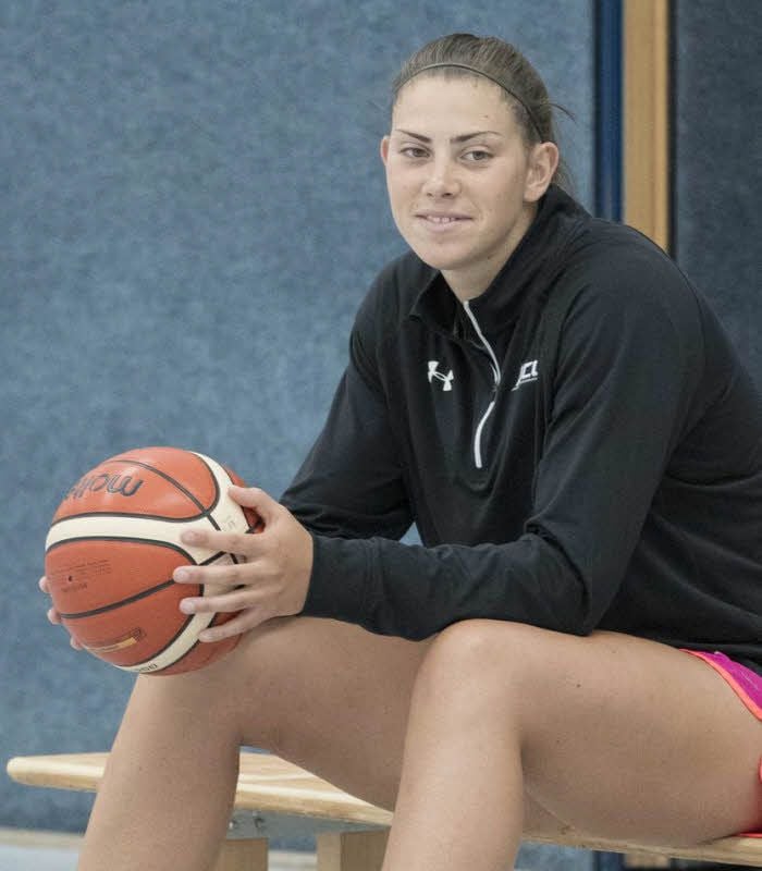 Sara Hammond beobachtet das Training der Lions.