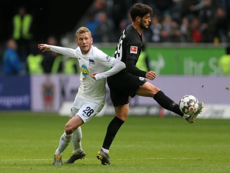 Herthas Fabian Lustenberger (l) und Frankfurts Goncalo Paciencia kämpfen um den Ball - die Partie endet torlos. Foto: Thomas Frey/dpa