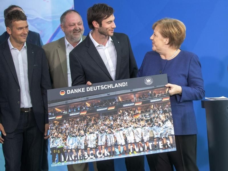Bundeskanzlerin Angela Merkel empfing in Berlin die deutsche Handball-Nationalmannschaft. Foto: Michael Kappeler