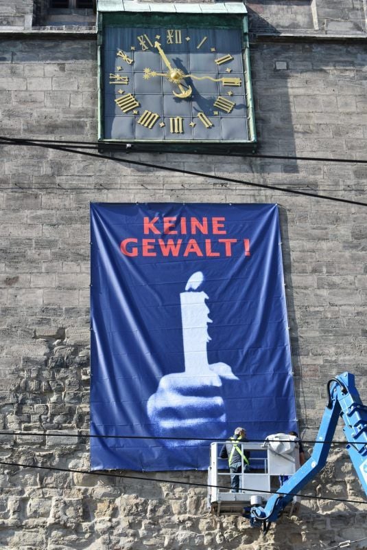 Ein Plakat mit historischem Motiv erinnert an die Ereignisse der friedlichen Revolution vor 30 Jahren in Halle.