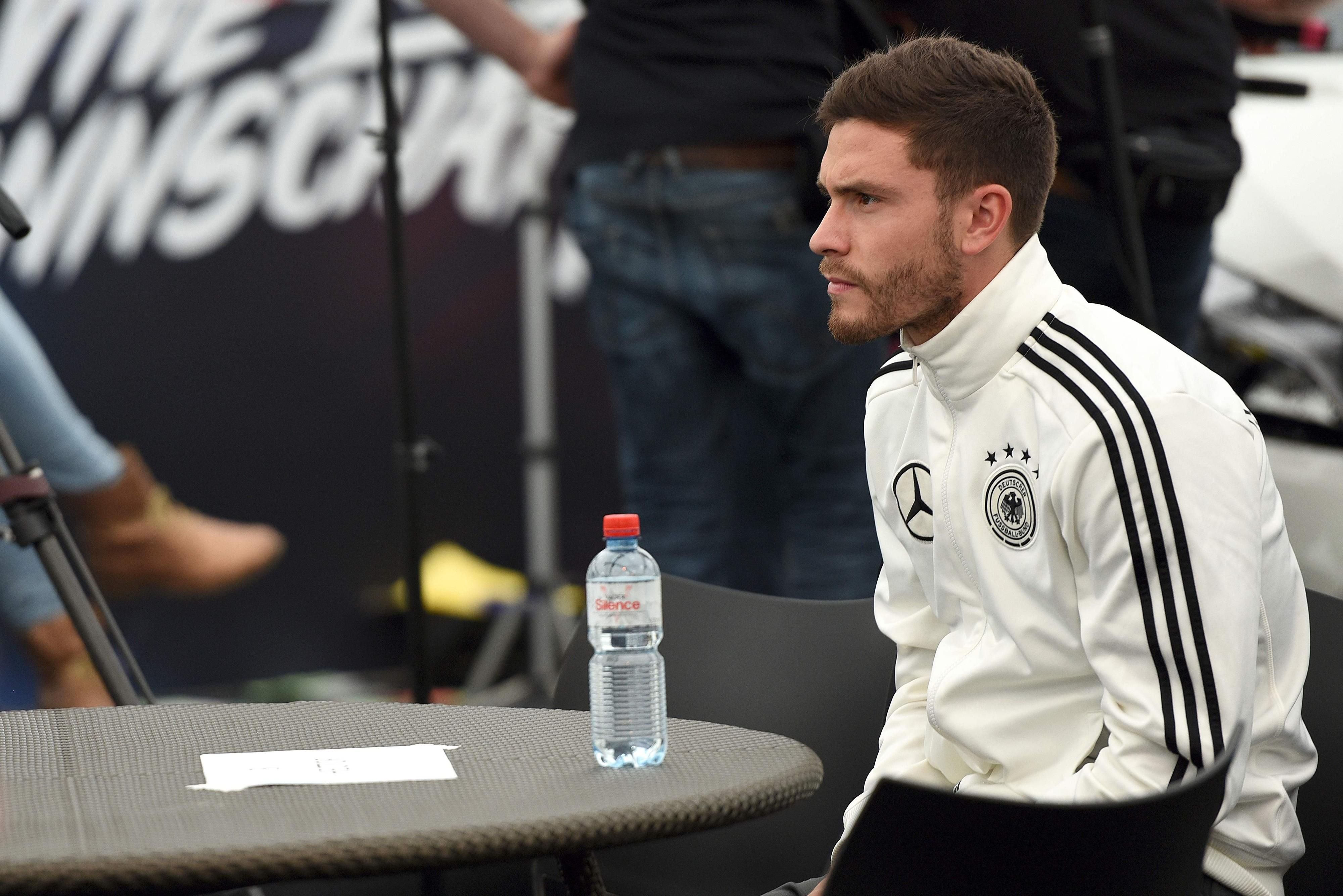 Jonas Hector setzt mit dem Training aus.
