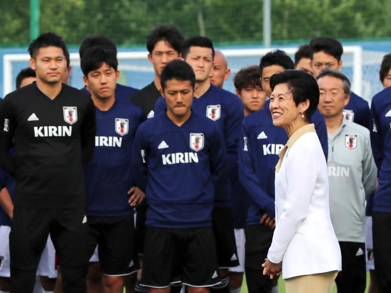 Japans Prinzessin Hisako Takamado besucht die Nationalmannschaft beim Training. Foto: Eugene Hoshiko/AP