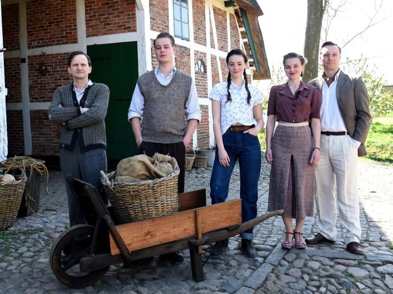 Milan Peschel, Marius Ahrendt, Maria Ehrich, Birte Schnöink und Robin Sondermann am Filmset. Foto: Carmen Jaspersen/dpa/Archivbild