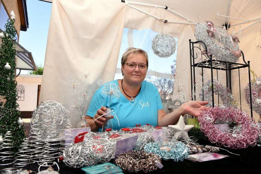Beim Tag des offenen Dorfes in Diebzig hat Susann Bohne einige ihrer Werke verkauft.