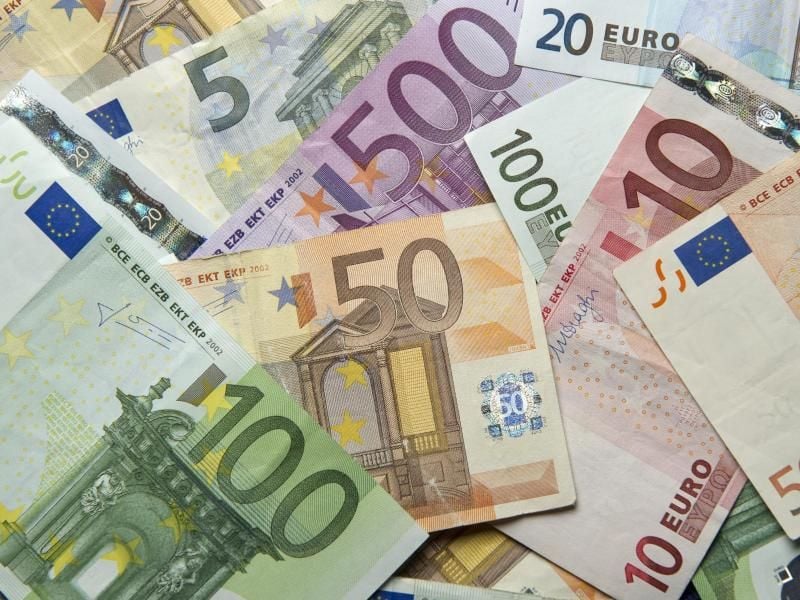 Zahlreiche Euro-Banknoten liegen auf einem Tisch. Foto: Daniel Reinhardt/dpa/Archiv/Symbolbild