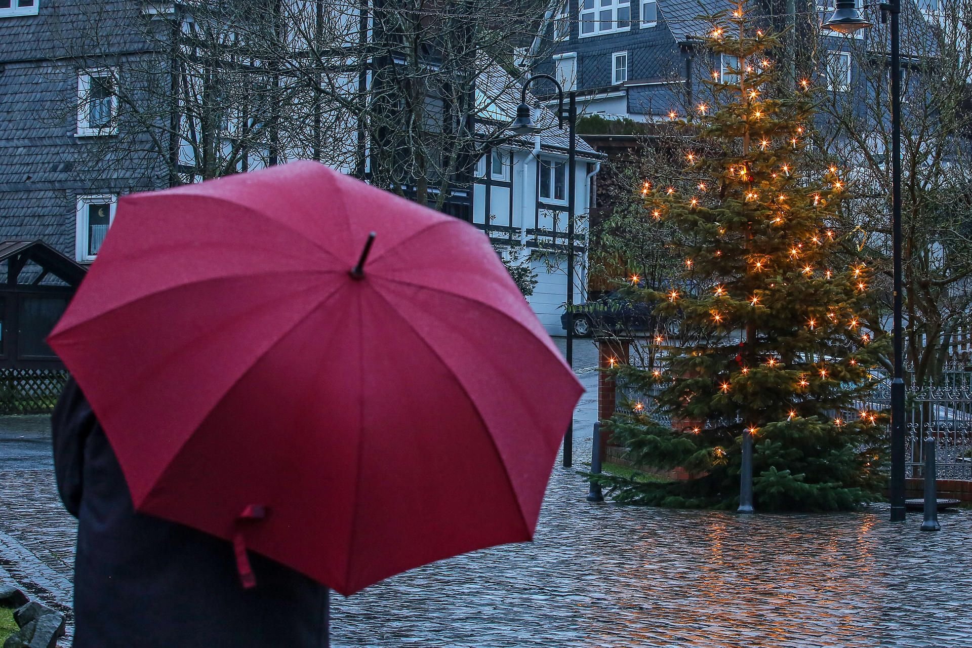 Auch in diesem Jahr ist an Weiße Weihnacht ist nicht zu denken, dass Wetter an Weihnachten wird eher Nass und regnerisch.