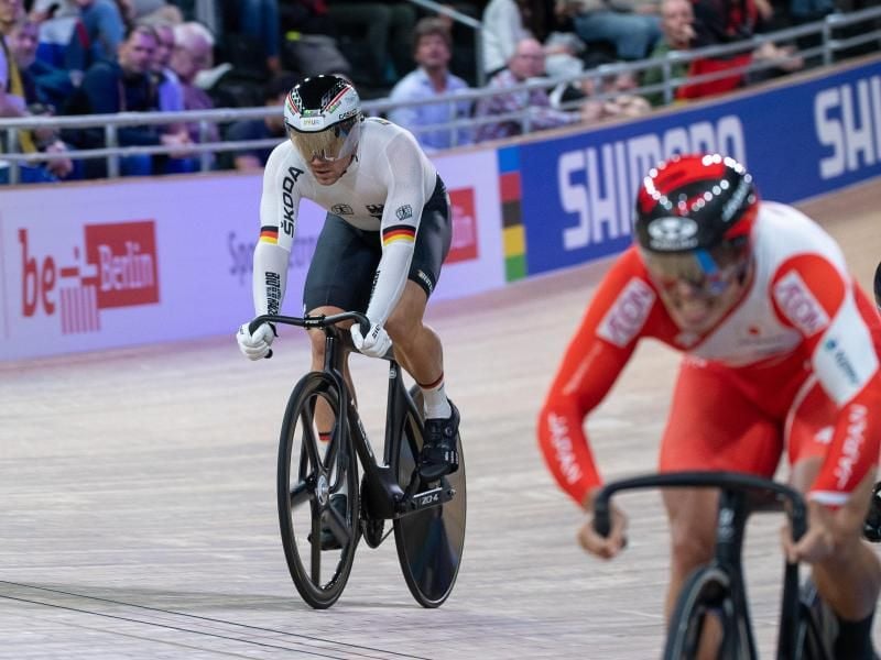 Maximilian Levy (l) scheidet im Hoffnungslauf für den Keirin-Wettbewerb aus. Foto: Sebastian Gollnow/dpa