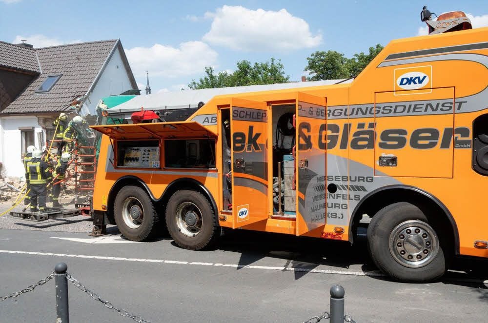Nachdem in Schafstädt Ende Mai ein Sattelzug in ein Haus gekracht war, kam das Unternehmen ebenfalls zum Einsatz, um den eingeklemmten Fahrer zu befreien.