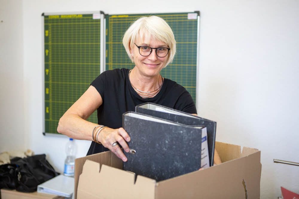 Schulleiterin Heike Schade packt ihre Sachen. Sie wird ihr Büro vorerst in Draschwitz haben.