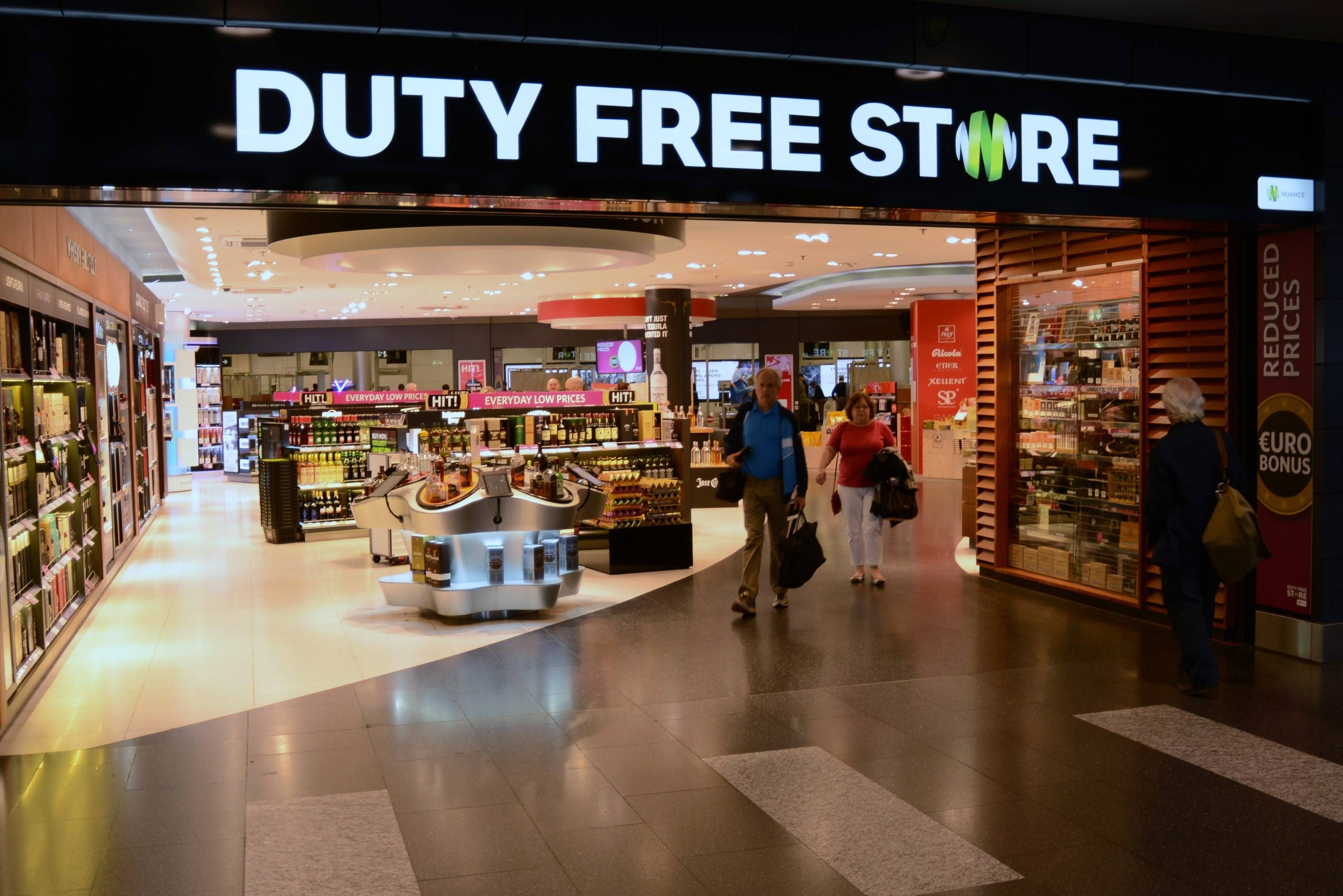 Duty-free - engl. abgabenfrei , bezeichnet die sogenannten Duty-free-Shops zwischen zwei Zollstellen, in denen Waren angeboten werden, auf die weder Zoll noch Mehrwertsteuer erhoben werden. Hier: Duty-free-Shop am Flughafen Zürich