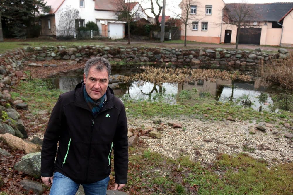 Nach Regen und Schnee der letzten Tage steht wieder etwas Wasser im Teich an der Bauernreihe. Ansonsten sei er aber ausgetrocknet, berichtet Hinsdorfs Ortsbürgermeister Hans-Rainer Homann.