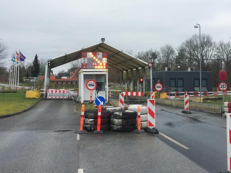 Der Grenzübergang zwischen Harrislee bei Flensburg und Padborg in Dänemark. Foto: Birgitta von Gyldenfeld/dpa