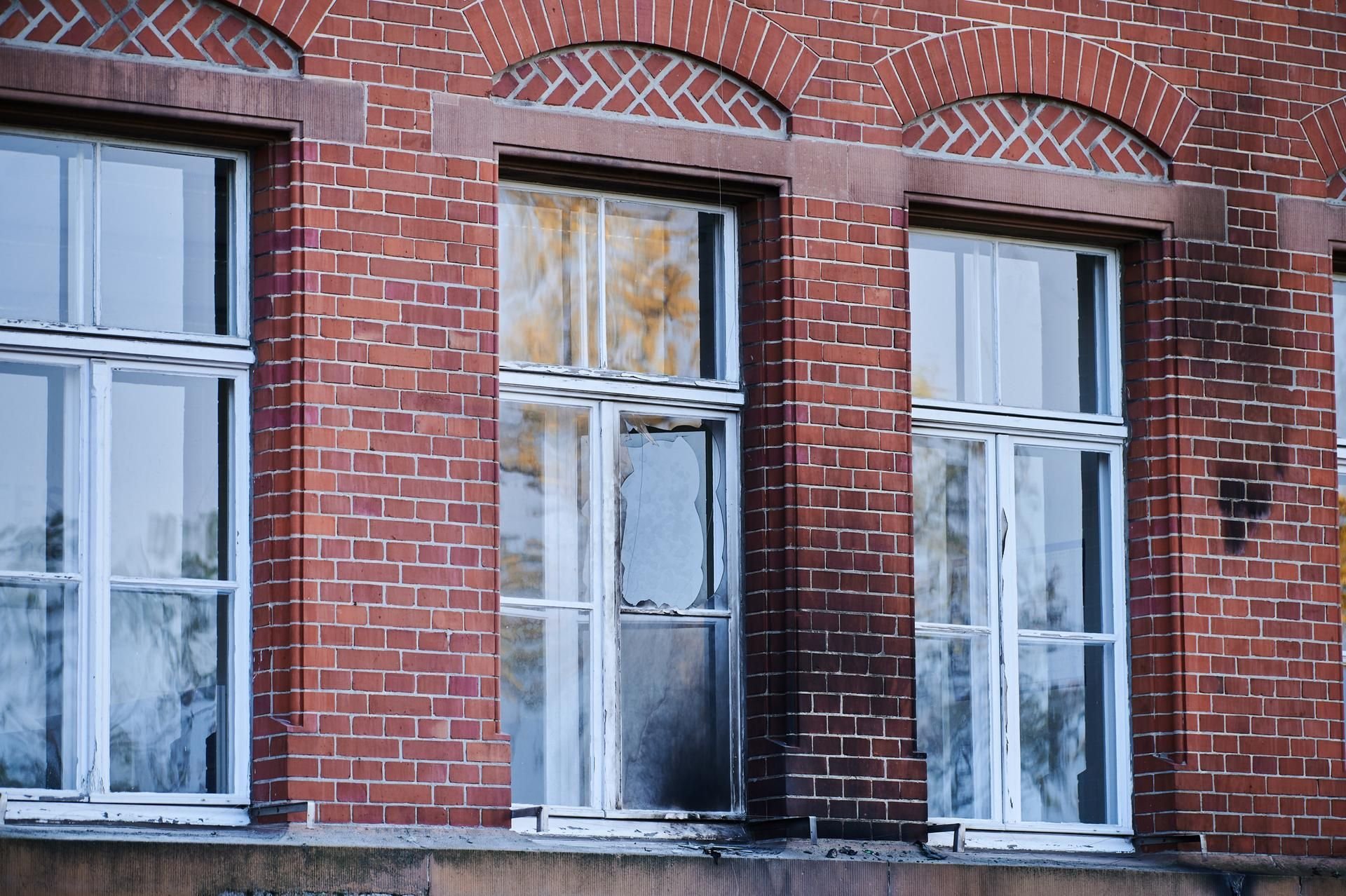 Berlin: Beschädigt sind die Fassade und Fenster am Robert Koch-Institut in der General-Pape-Straße.