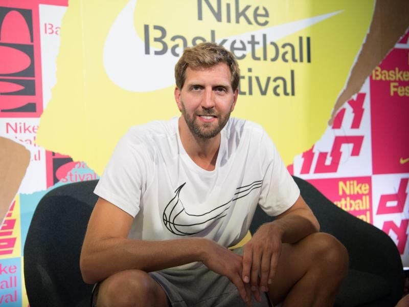 Dirk Nowitzki hält sich Tipps für Henrik Rödl zurück. Foto: Jörg Carstensen