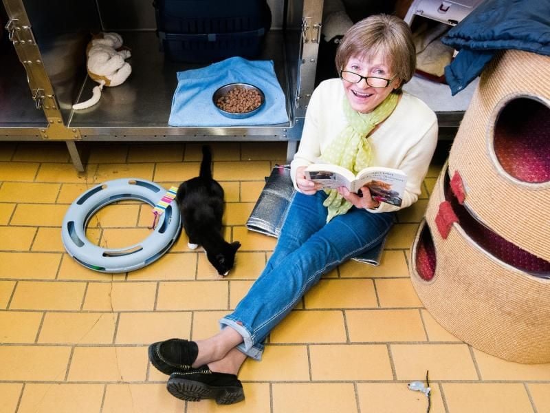 Die Katzenvorleserin Erika Lemmel liest am im Tierheim Süderstraße Katzen aus einem Buch vor. Foto: Daniel Bockwoldt/Archiv