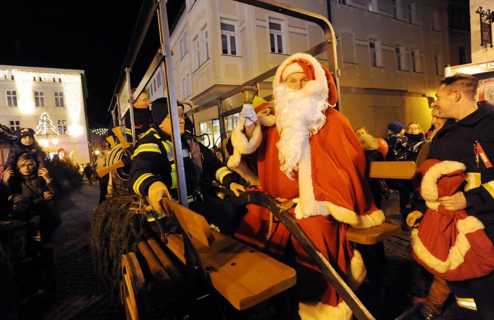 Weihnachtsmann Wolfgang Hoffmeyer kommt mit einer historischen Handdruckspritze der Eisleber Feuerwehr.