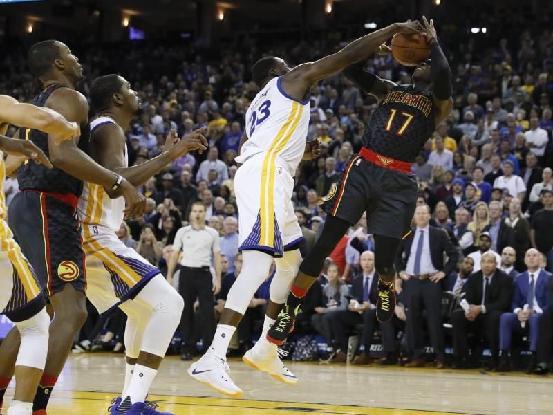 Dennis Schröder (r) wird von Draymond Green geblockt. Foto: John G. Mabanglo