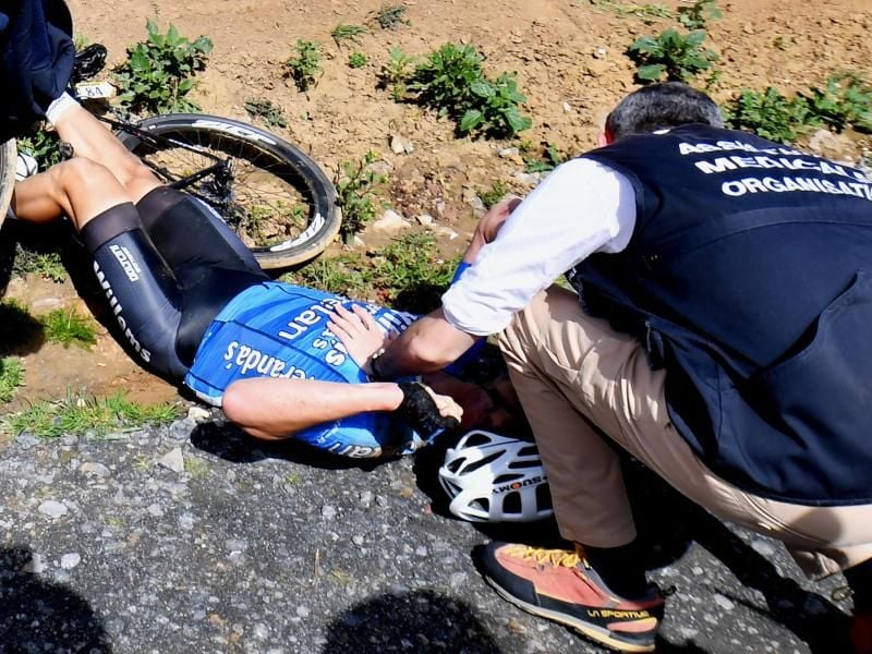 Der Belgier Michael Goolaerts wird nach seinem Unfall medizinisch versorgt. Foto: David Stockman/BELGA