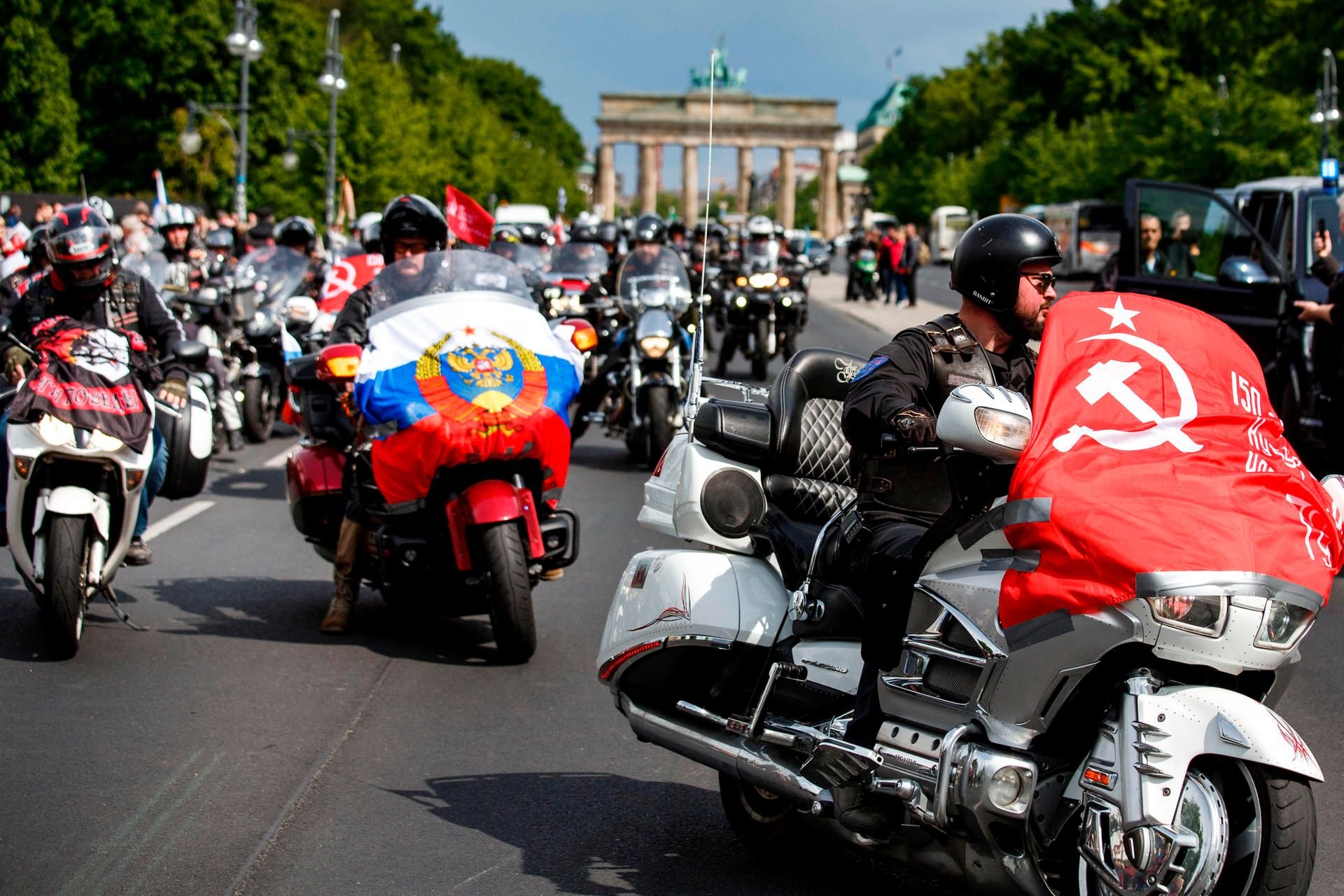 Mitglieder und Unterstützer der Motorradgang "Nachtwölfe" fahren vor dem Brandenburger Tor einem Besuch an dem Sowjetischen Ehrenmal am Tiergarten anlässlich des 74. Jahrestages des Sieges Russlands im Zweiten Weltkrieg.